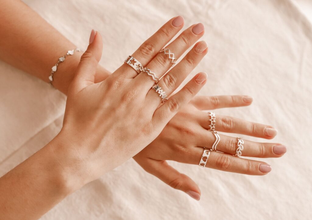 Combinaciones con estilo: cómo integrar cuero, piedras, esmalte y otros materiales en pulseras de plata personalizadas
