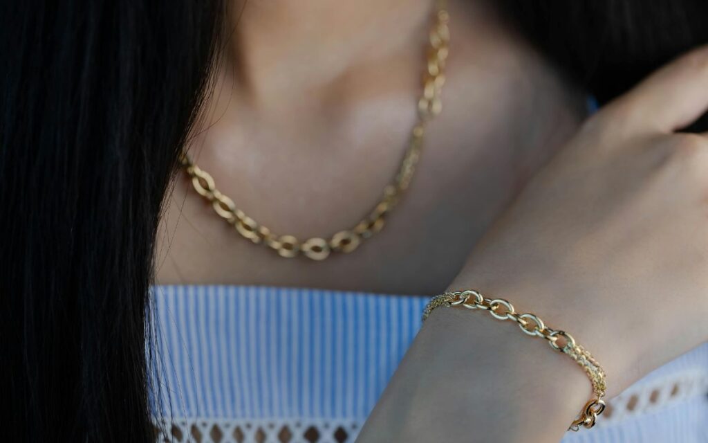 Pulseras de eslabones de oro: el accesorio que marca tendencia allá donde vayas