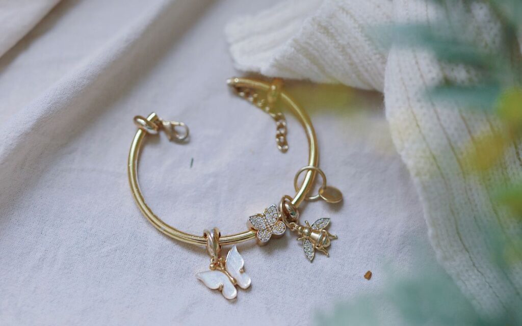 Pulseras de oro con charms: el accesorio que combina estilo, significado y personalidad