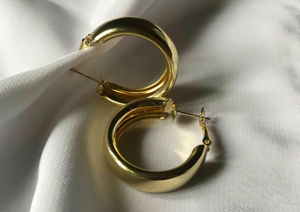 Cómo los pendientes de aro de oro en Barcelona pueden reflejar tu personalidad y elegancia